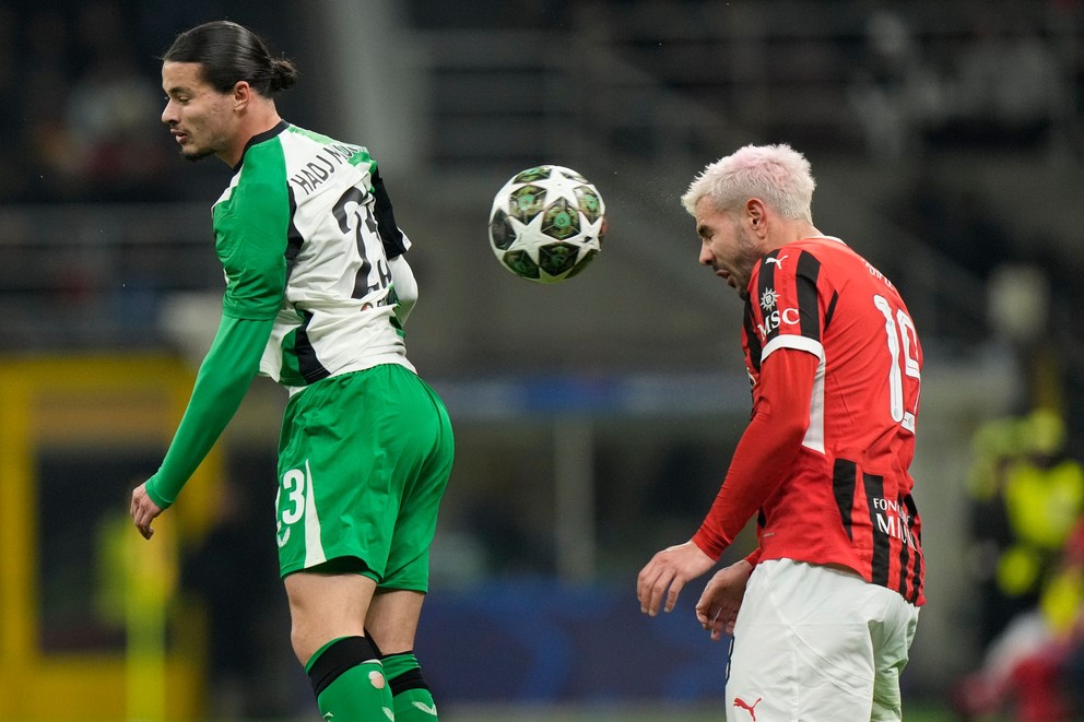 Theo Hernández (vpravo) v drese AC Miláno.