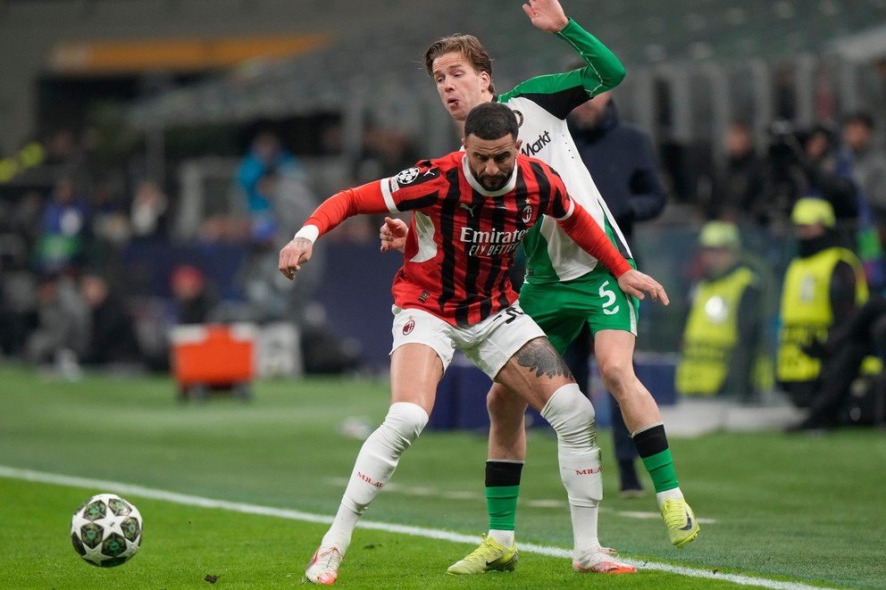 Zľava Kyle Walker (AC) a Gijs Smal (Feyenoord) v súboji o loptu v odvetnom zápase play-off o osemfinále Ligy majstrov AC Miláno - Feyenoord Rotterdam.