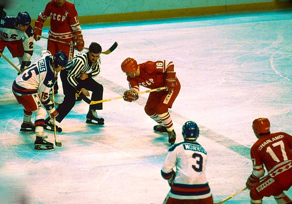 Mark Wells a Vladimir Petrov na vhadzovaní v zápase USA - ZSSR na ZOH 1980 v Lake Placid.