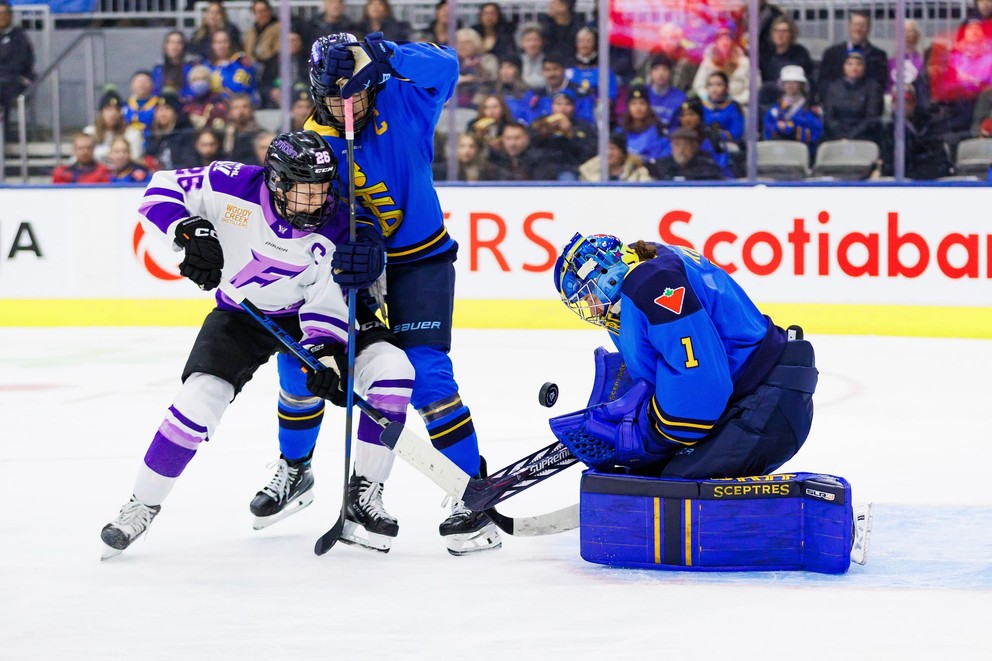 Kendall Coyne-Schofield (vľavo) počas zápasu v lige PWHL.