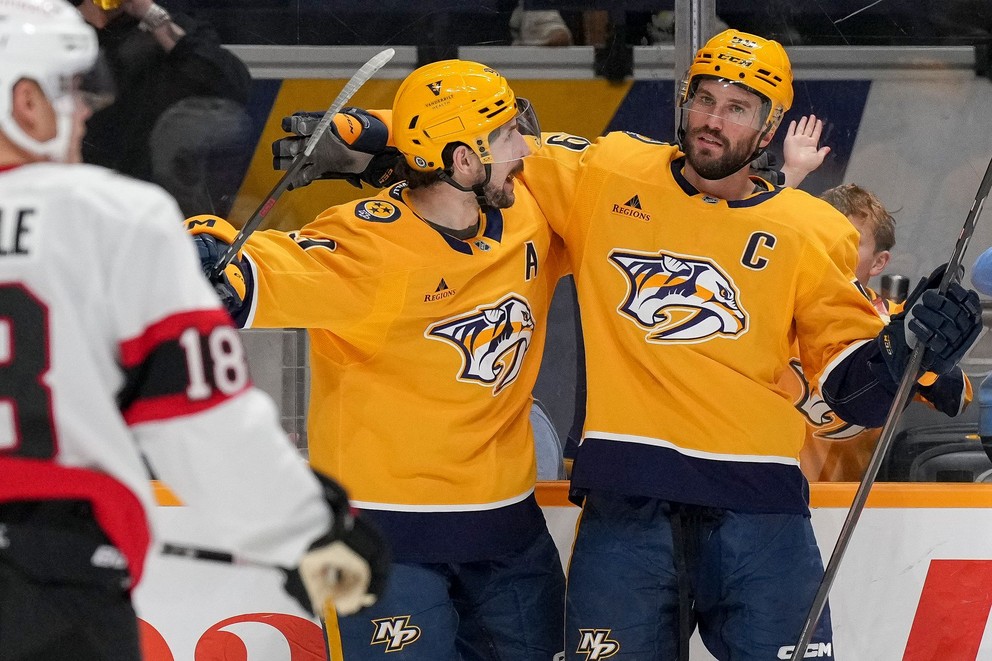 Filip Forsberg (vľavo) a Roman Josi sa tešia po strelenom góle v zápase NHL Nashville Predators - Ottawa Senators.