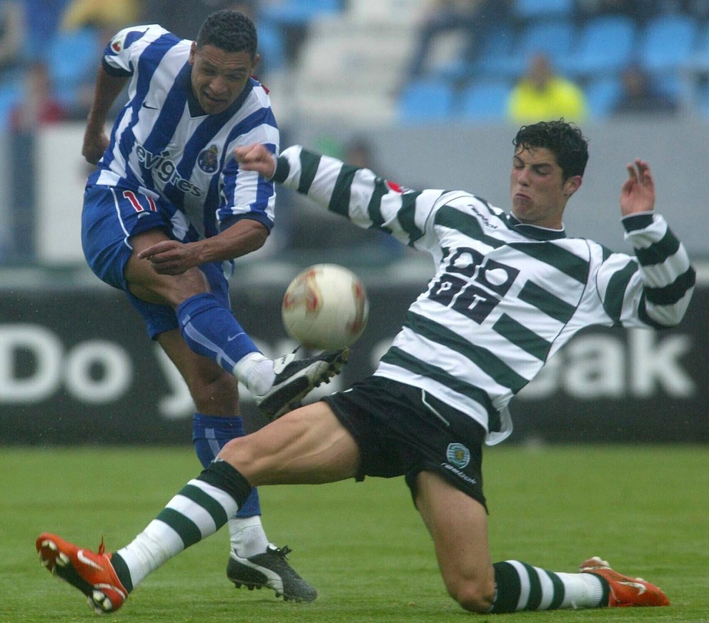 Na archívnej snímke z 1. júna 2003 Cristiano Ronaldo v drese Sportingu Lisabon (vpravo).