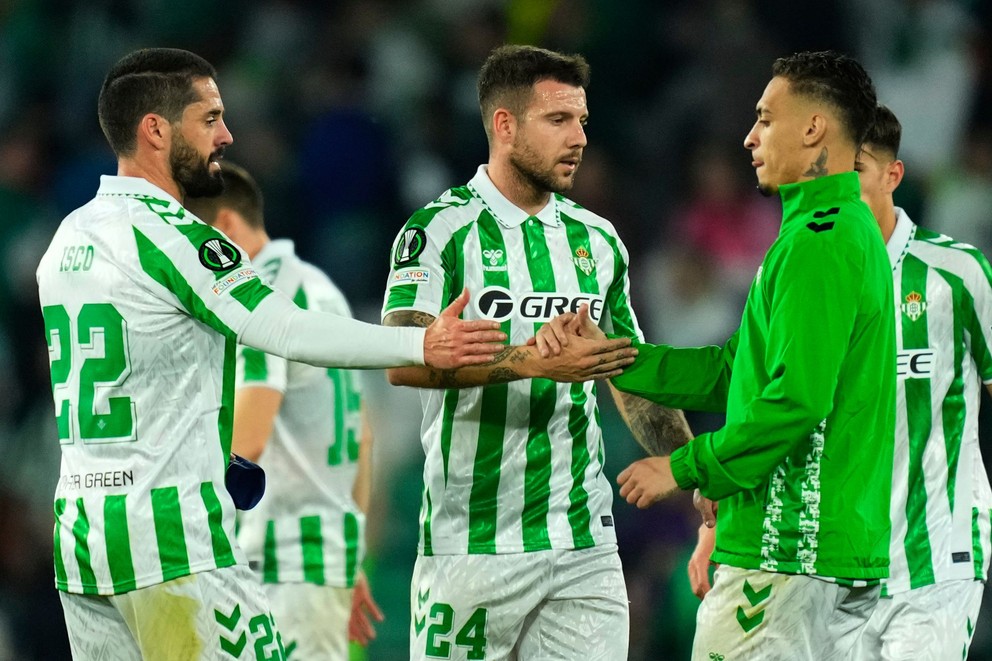 Futbalisti Realu Betis oslavujú postup do finále.