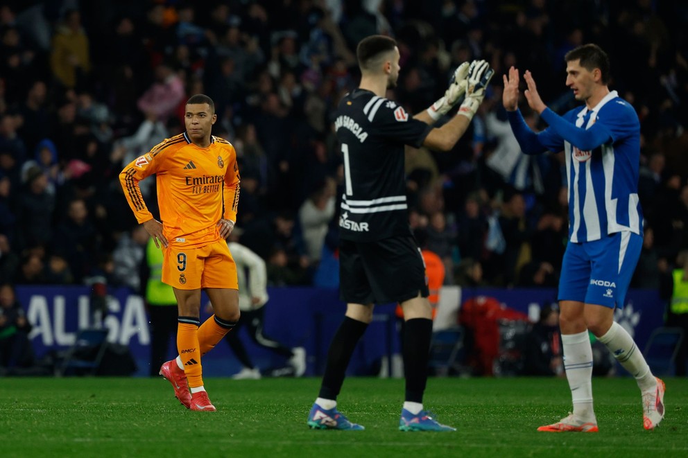 Zľava Kylian Mbappé, brankár Joan Garcia a Urko Gonzalez pozápase Espanyol Barcelona - Real Madrid v 22. kole La Ligy.