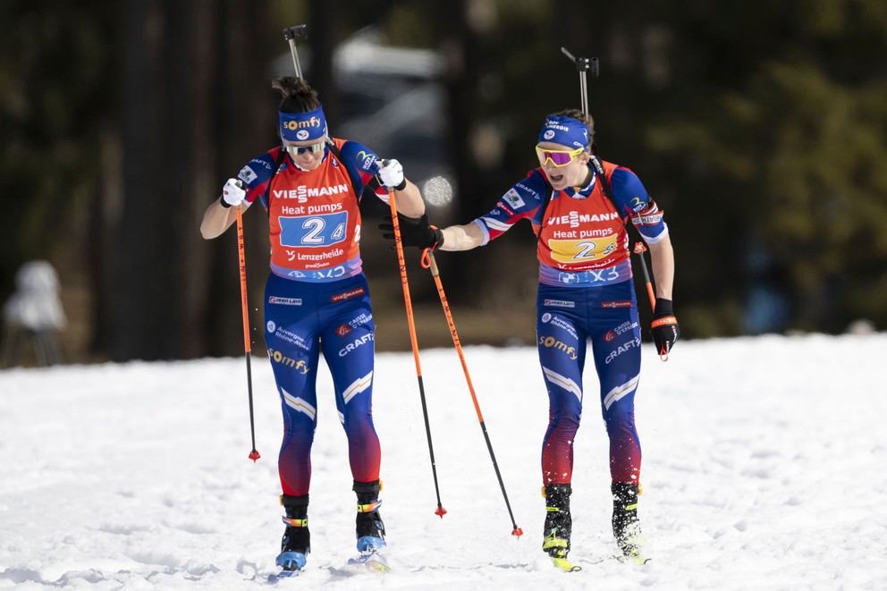 Francúzky Julia Simonová (vľavo) a Justine Braisazová-Bouchetová počas štafety žien na 4x6 km na MS v biatlone vo švajčiarskom Lenzerheide.