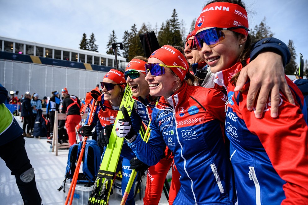 Úspešná slovenská ženská štafeta na MS v biatlone 2025.