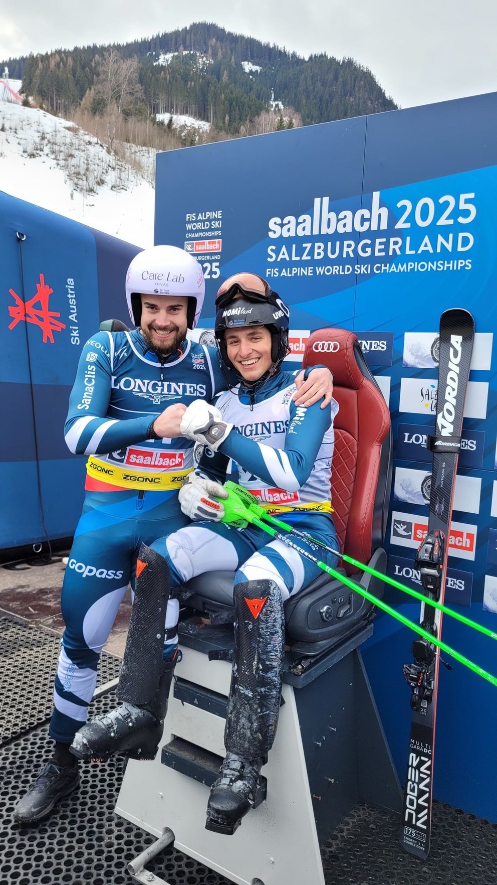 Matej Prieložný (vľavo) a Adam Nováček počas tímovej súťaže na MS v Saalbachu 2025.