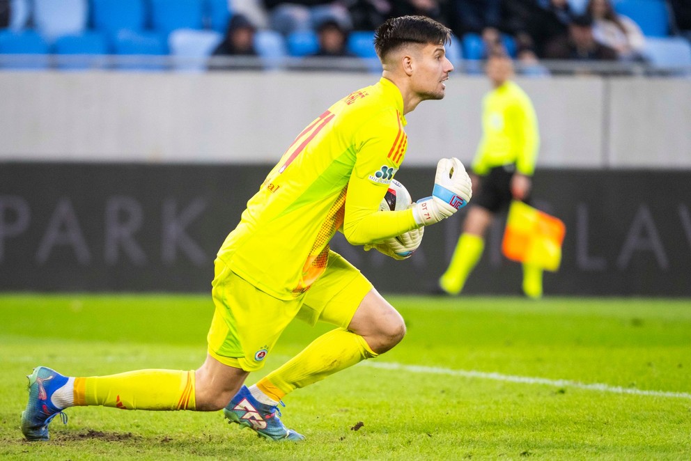 Na snímke brankár Dominik Takáč (Slovan) počas 22. kola Niké ligy 2024/25 ŠK Slovan Bratislava – FC Spartak Trnava 1. Marca 2025 v Bratislave.