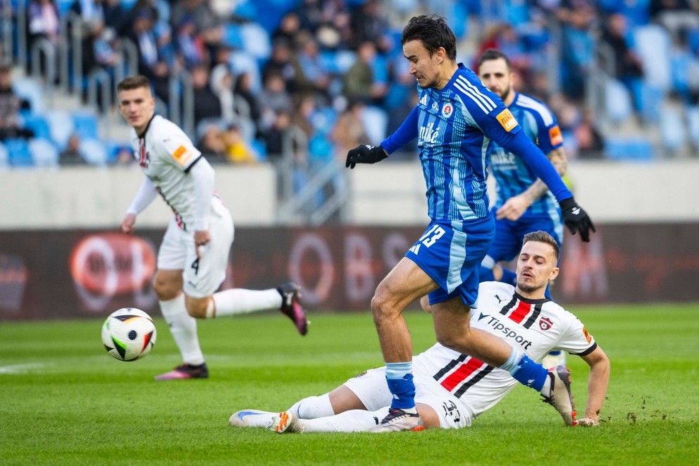 Na snímke zľava Dávid Strelec (Slovan) a Filip Twardzik (Trnava) počas 22. kola Niké ligy 2024/25 ŠK Slovan Bratislava – FC Spartak Trnava.