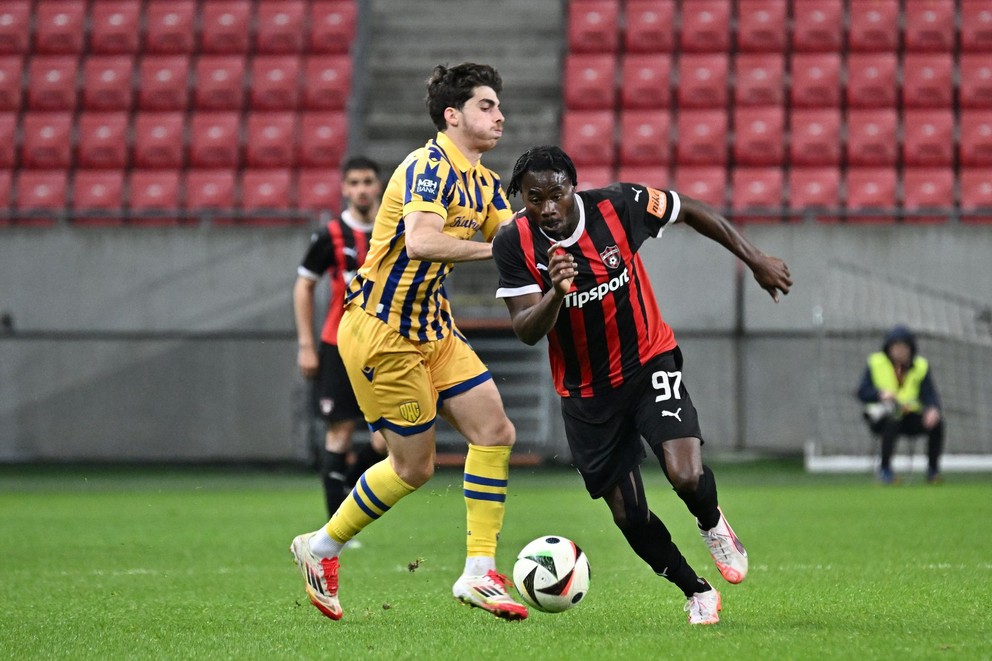 Na snímke sprava Kelvin Ofori (Trnava) a Ammar Ramadan (DAC) bojujú o loptu počas zápasu 1. kola nadstavbovej časti v skupine o titul vo futbalovej Niké lige medzi FC Spartak Trnava a FC DAC Dunajská Streda.
