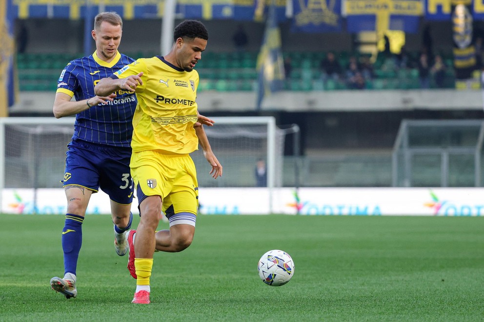 Ondrej Duda (vľavo) a Simon Sohm v zápase Serie A Hellas Verona - Parma Calcio.
