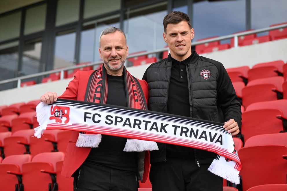 Na snímke zľava prezident klubu FC Spartak Trnava Peter Macho a nový športový riaditeľ Martin Škrtel.