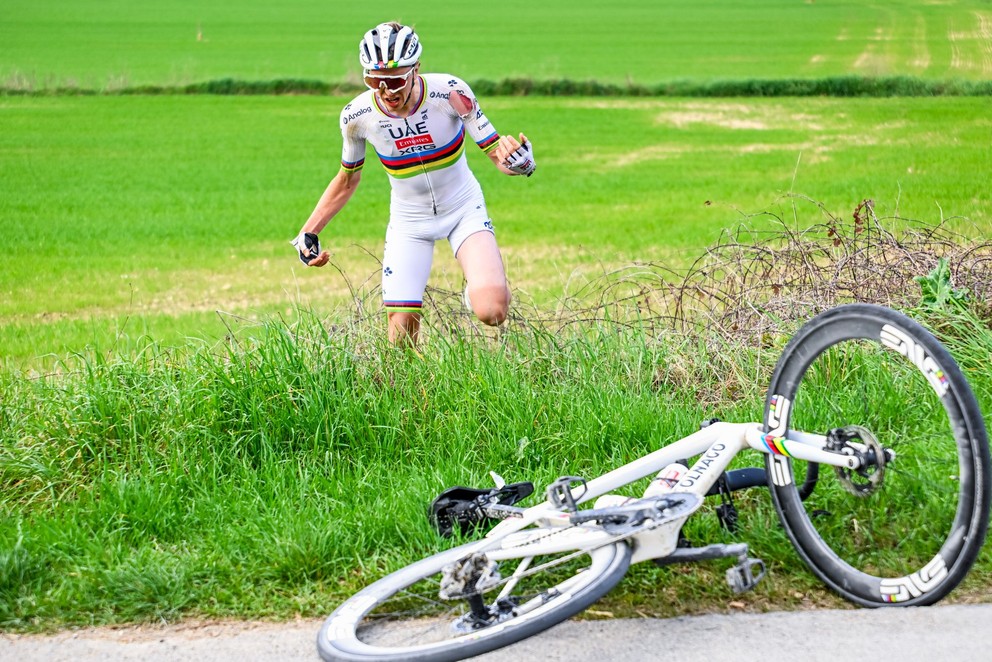 Slovinec Tadej Pogačar spadol počas klasiky Strade Bianche 2025.