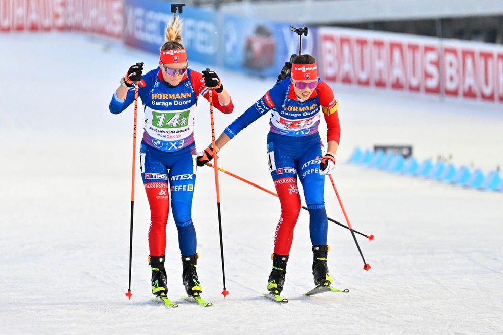 Na snímke slovenská biatlonistka Paulína Bátovská Fialková (vľavo), ktorej odovzdáva štafetu Ema Kapustová počas štafety žien.
