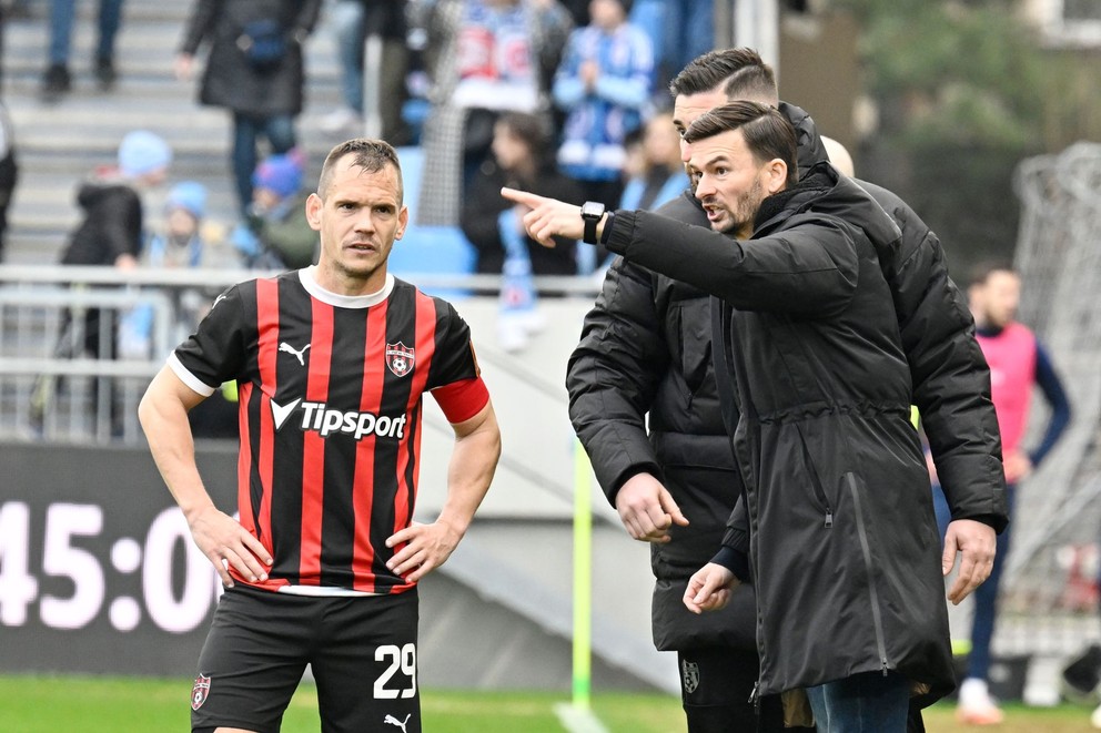 Tréner Michal Gašparík a Martin Mikovič v zápase ŠK Slovan Bratislava - FC Spartak Trnava v 2. kole skupiny o titul v Niké lige.