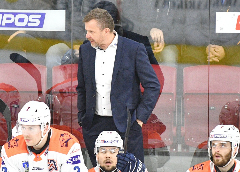 Tréner Juraj Faith na lavičke Michaloviec. 