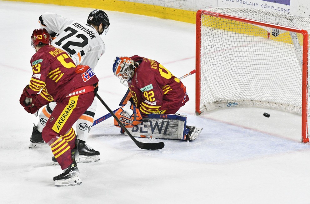 Útočník HC Košice Filip Krivošík (72) vo štvrťfinále play-off Tipos extraligy proti HK Dukla Trenčín.