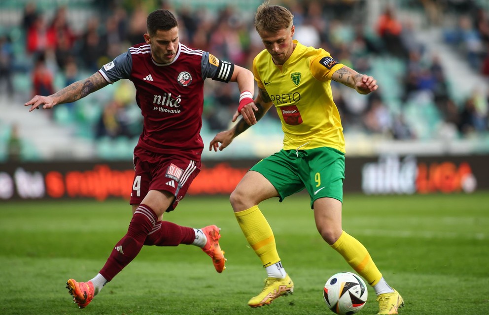 Sprava Timotej Jambor (Žilina) a Kristián Koštrna (Podbrezová) bojujú o loptu v zápase 1. kola nadstavbovej časti Niké ligy v skupine o titul MŠK Žilina - FK Železiarne Podbrezová.