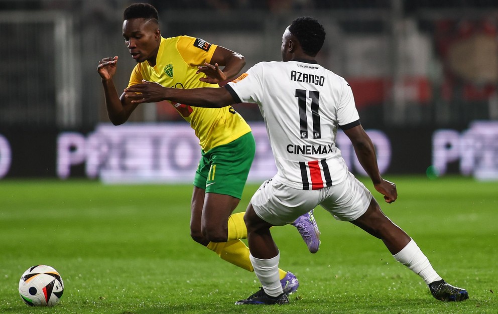 Na snímke zľava Samuel Gidi (Žilina) a Philip Azango (Trnava) bojujú o loptu.