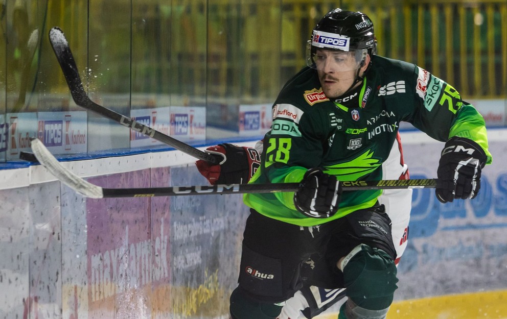 Na snímke v popredí s pukom Sebastián Šmída (Žilina) v prvom zápase štvrťfinále play off minulej sezóny.