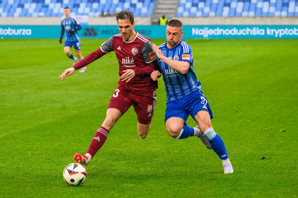 Filip Mielke (Podbrezová) a Róbert Mak (Slovan) počas zápasu 3. kola nadstavbovej časti Niké ligy skupiny o titul ŠK Slovan Bratislava - FK Železiarne Podbrezová.