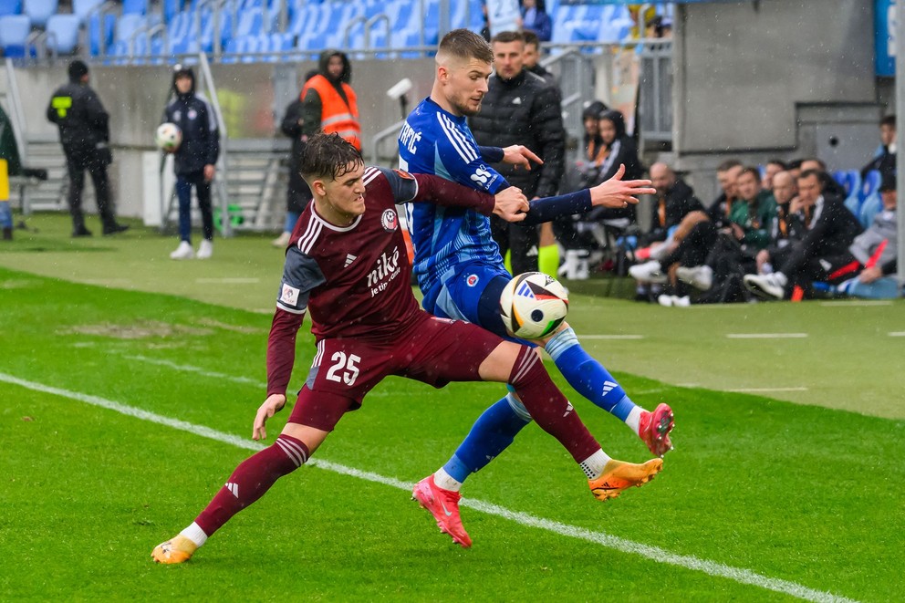 Na snímke zľava Šimon Faško (Železiarne) a Alen Mustafić (Slovan