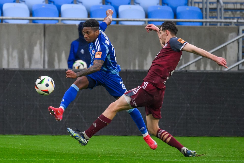 Na snímke zľava Cesar Blackman (Slovan) a Vincent Chyla (Železiarne Podbrezová).