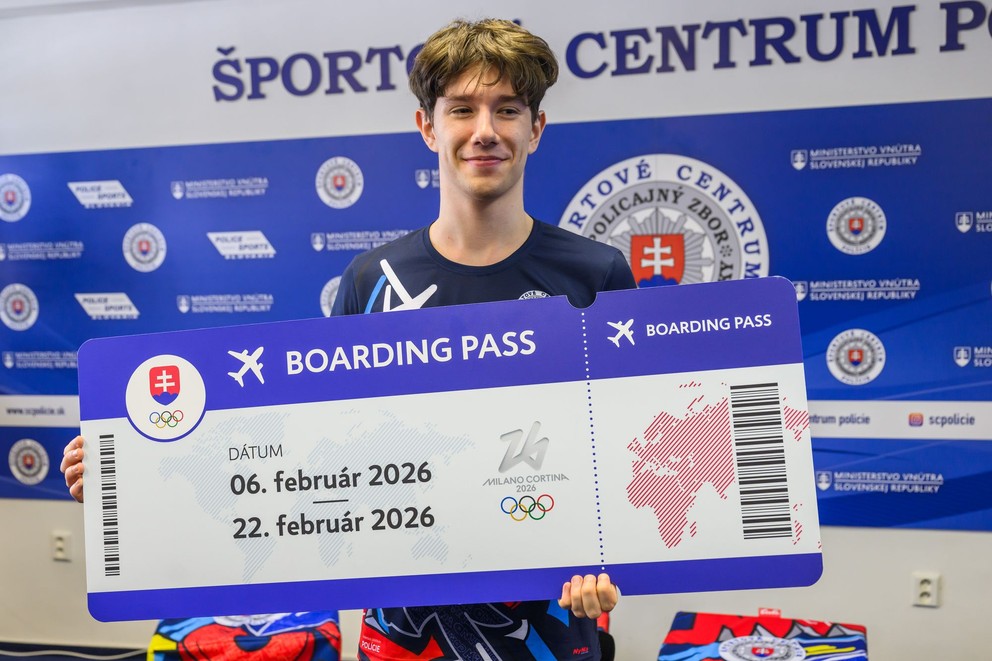 Adam Hagara so symbolickou letenkou na ZOH 2026.