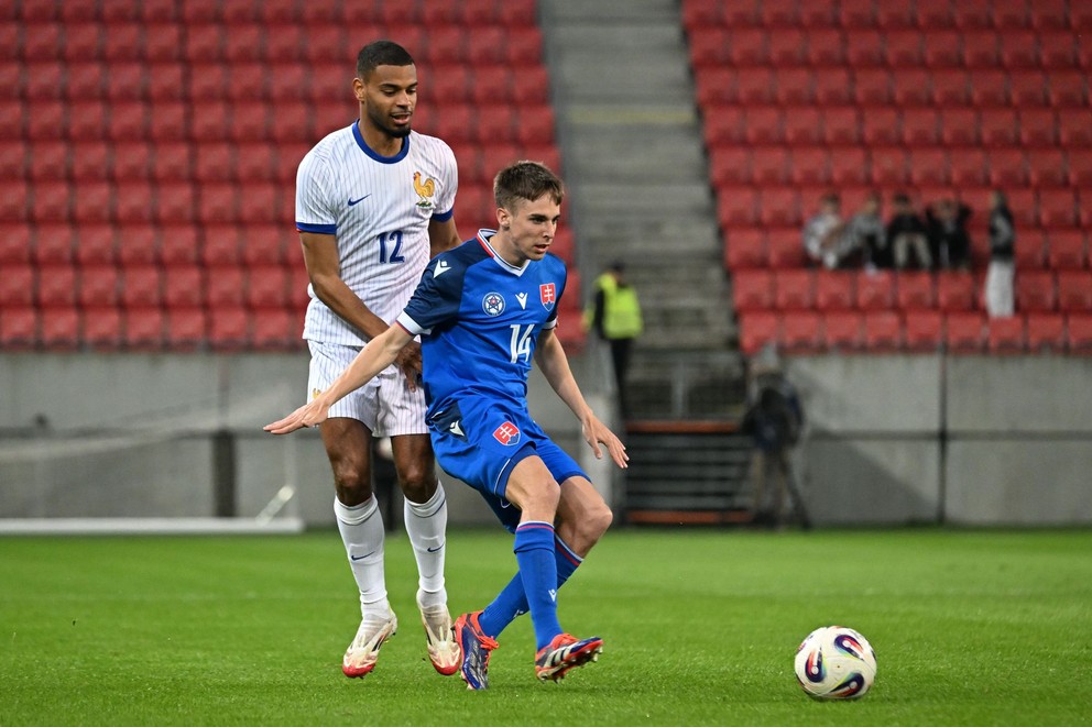 Na snímke vpravo hráč Slovenska Mário Sauer a hráč Francúzska Andy Diouf bojujú o loptu počas  priateľského zápasu Slovensko 21 - Francúzsko 21 v Trnave v pondelok 24. marca 2025.