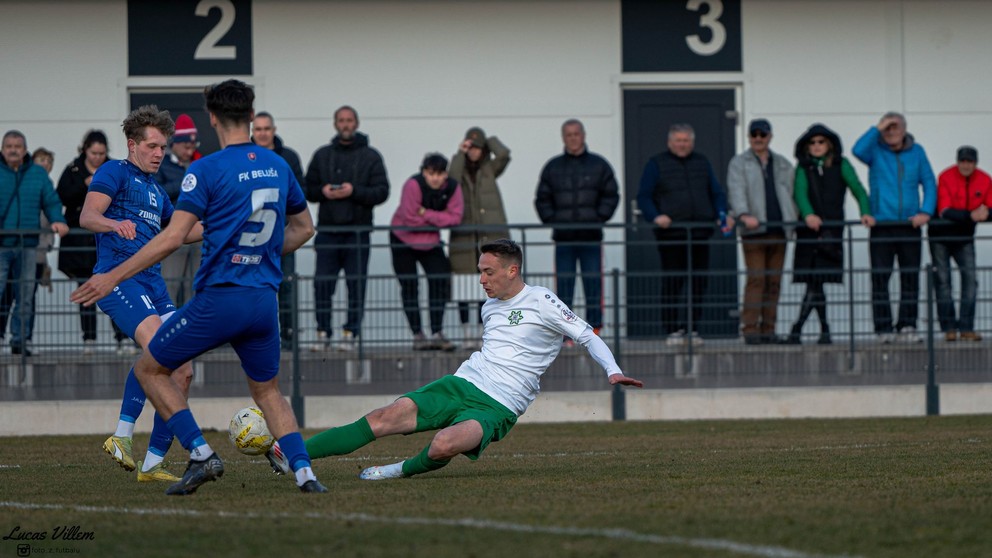 Mladá posila z Komárna Timotej Cagáň (v bielom) v premiére proti Beluši.