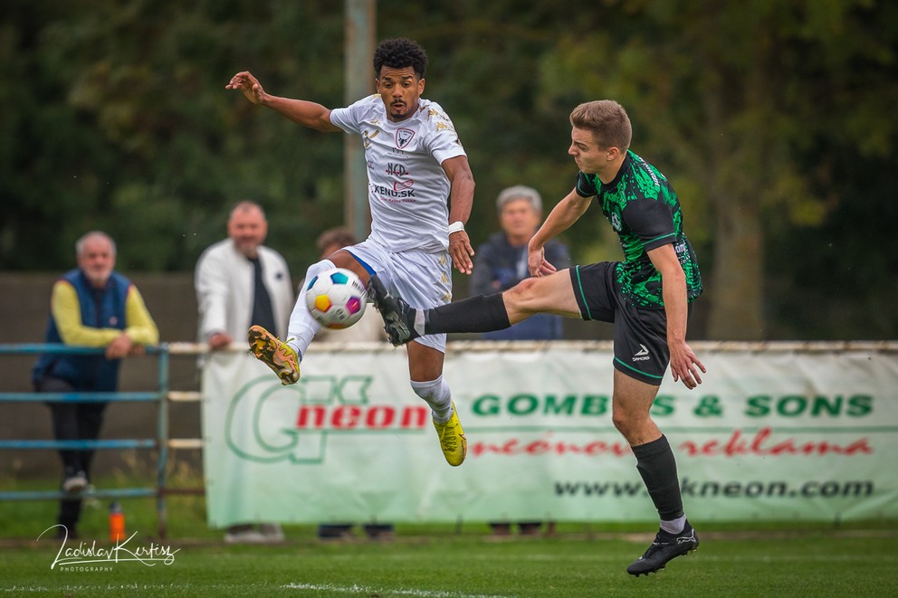 Kolumbijčan Sevastian Torres (v bielom) hrá vo výbornej forme.