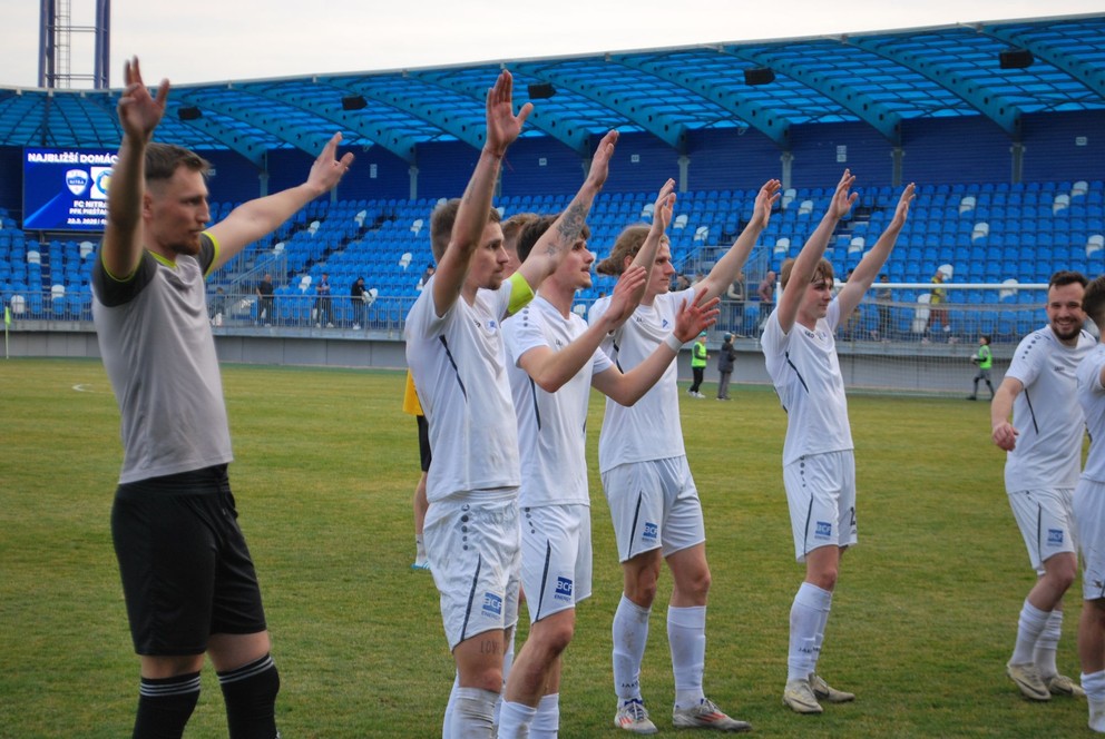 Kapitán FC Nitra Frederik Domasta pri dlhej ďakovačke hneď veda brankára Denisa Chudého.