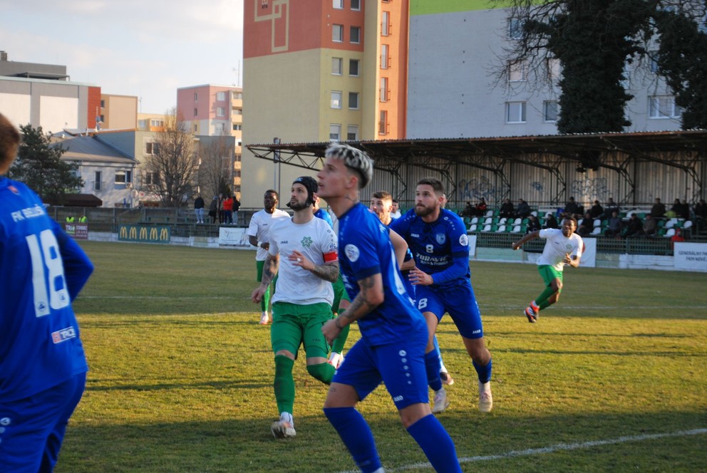 V prvom jarnom kole sa hralo čisto a domáce Nové Zámky zdolali Belušu (v modrom) 3:1.