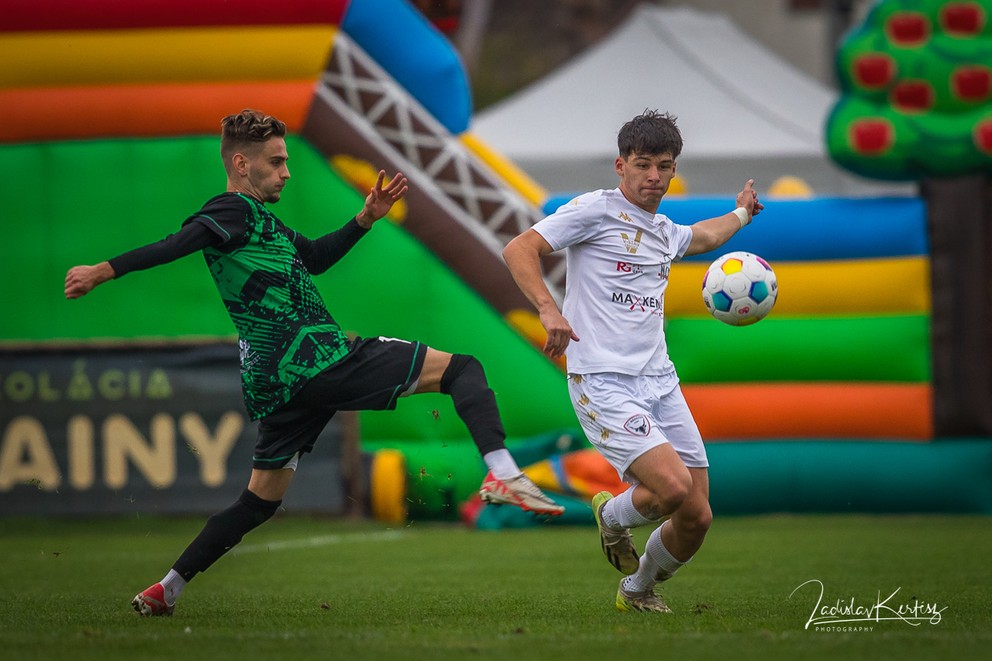 Miesto v obrane piatoligistu si vybojoval 19-ročný Daniel Kiss (v bielom).