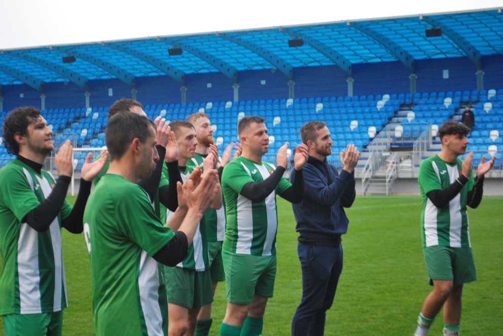 Jacovčania ďakujú svojim fanúšikom za podporu po prehre v krajskom meste.