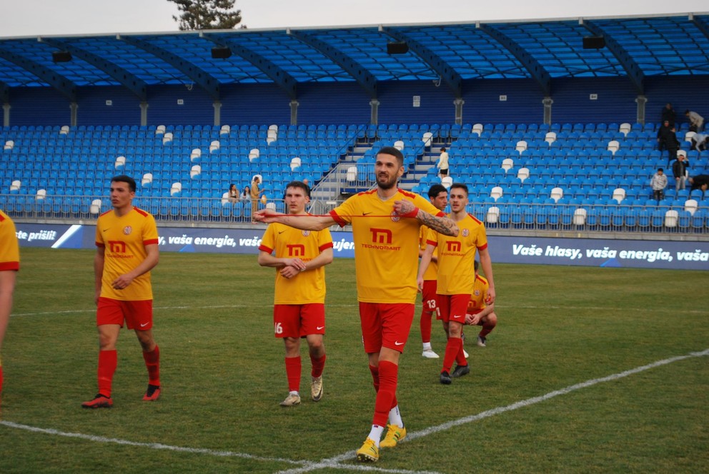 Najlepší strelec štvrtej ligy Tomáš Oršolík (v popredí vpravo) označil bod z Nitry ako zlatý. 