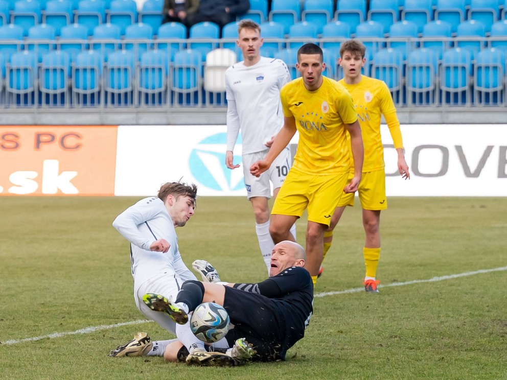 Lednické Rovne (v žltom) a ich 44-ročný brankár Jozef Bobot vydolovali pod Zoborom cennú remízu 1:1. 