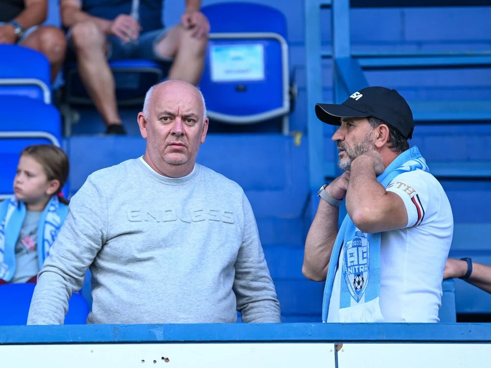 Manažér AC Nitra Štefan Korman, vpravo sponzor klubu Džemil Šefkii. 
