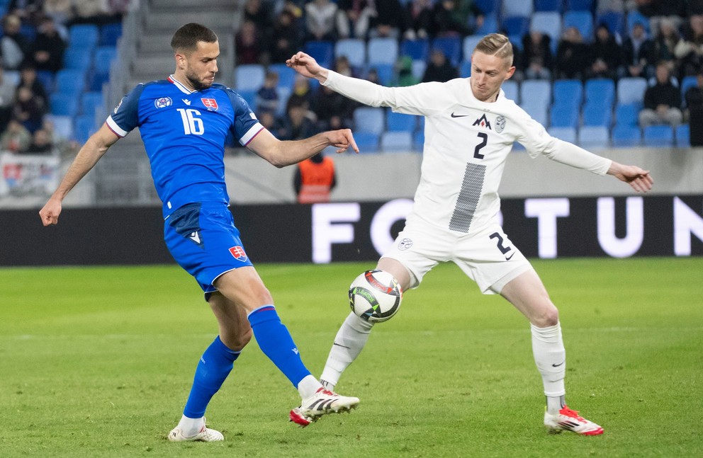 Dávid Hancko (vľavo) a Žan Karničnik v zápase Slovensko - Slovinsko v prvom dueli baráže o B-divíziu Ligy národov.