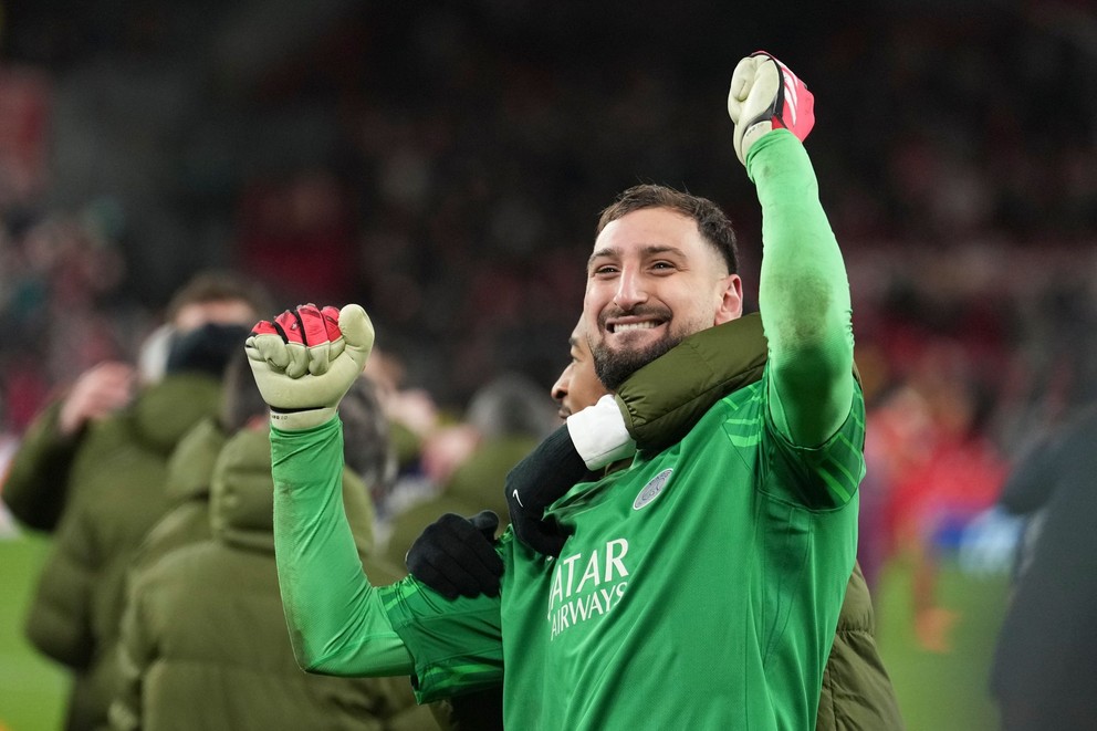 Brankár Gianluigi Donnarumma sa teší z postupu PSG do štvrťfinále Ligy majstrov. 