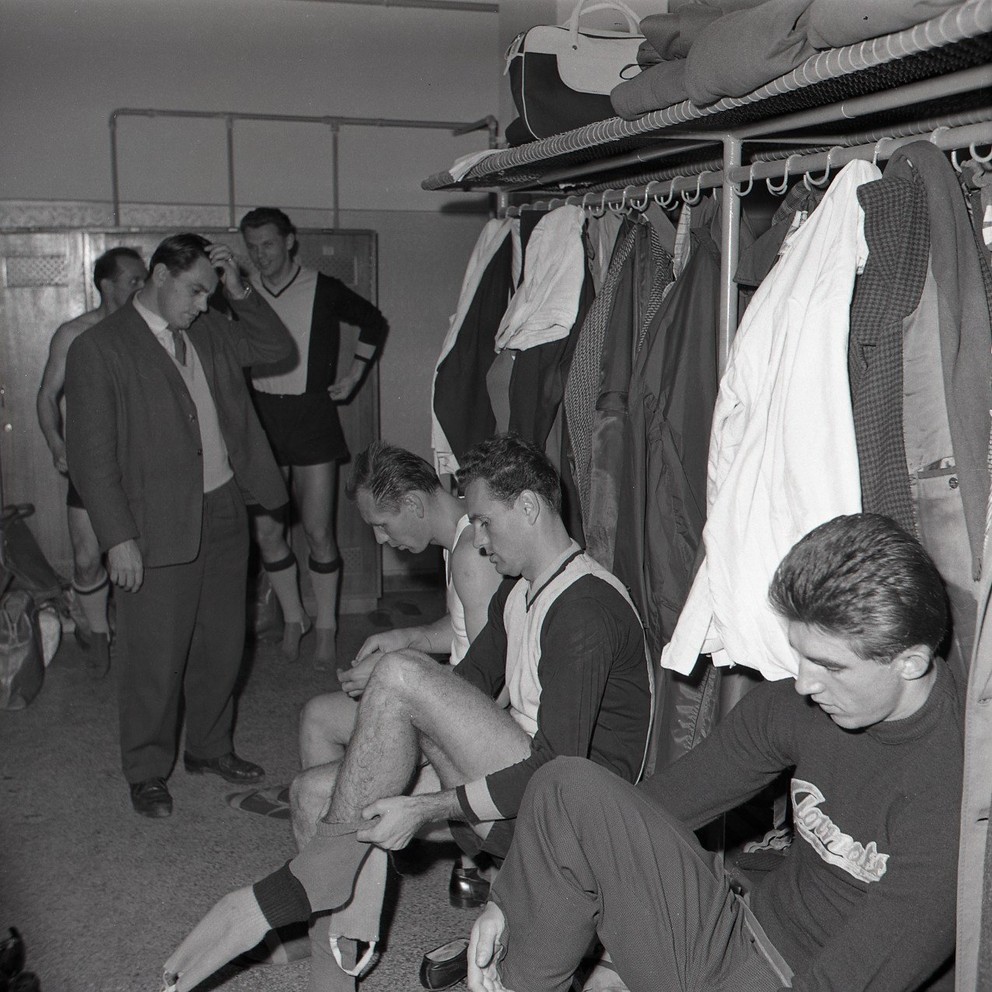 Milan Dolinský (v strede) v šatni Interu Bratislava v roku 1962.