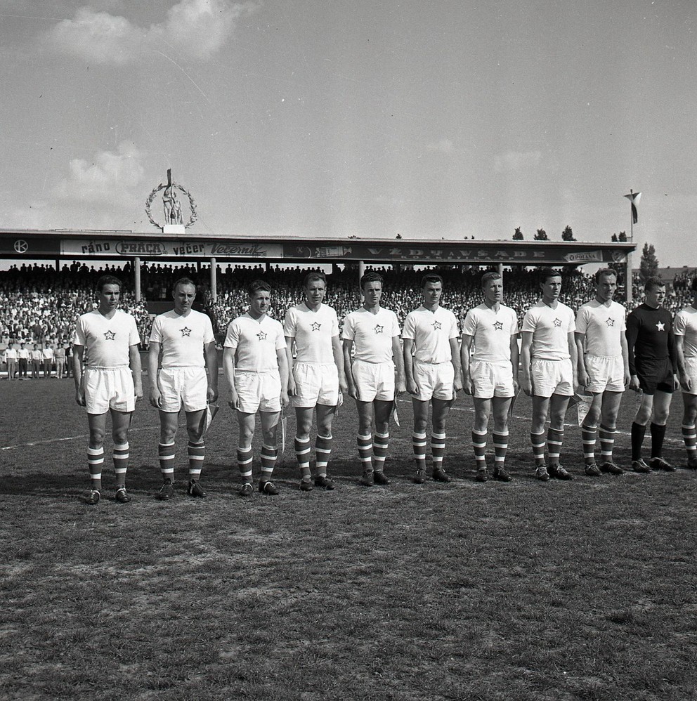 Mužstvo ČSR pred zápasom proti  Írsku (4:0) v Bratislave 
10. mája 1959.  Zľava: Matlák, Bubník, Pavlovič, Tichý, Dolinský, Kačáni, Scherer, Buberník, Popluhár, Stacho, Novák.

