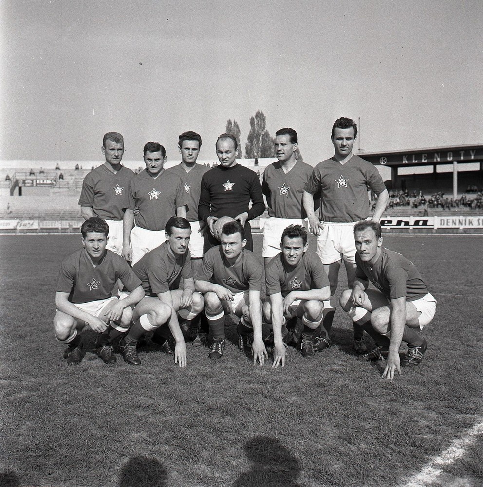 Mužstvo ČSR pred prípravným zápasom proti Tatranu Prievoz 
21. apríla 1960. Milan Dolinský vľavo vedľa brankára Schrojfa. 
