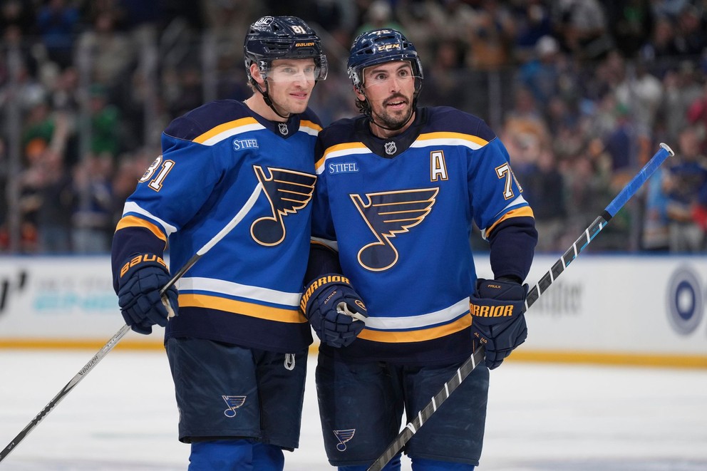 Hokejisti St. Louis Blues Dylan Holloway (vľavo) a Justin Faulk.