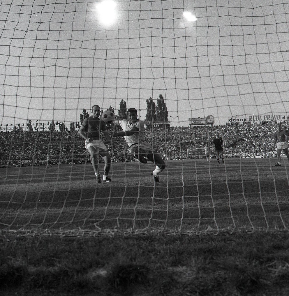 Ján Geleta v súboji s Rivelinom v zápase ČSSR - Brazília (3:2) v Bratislave v júni 1968.