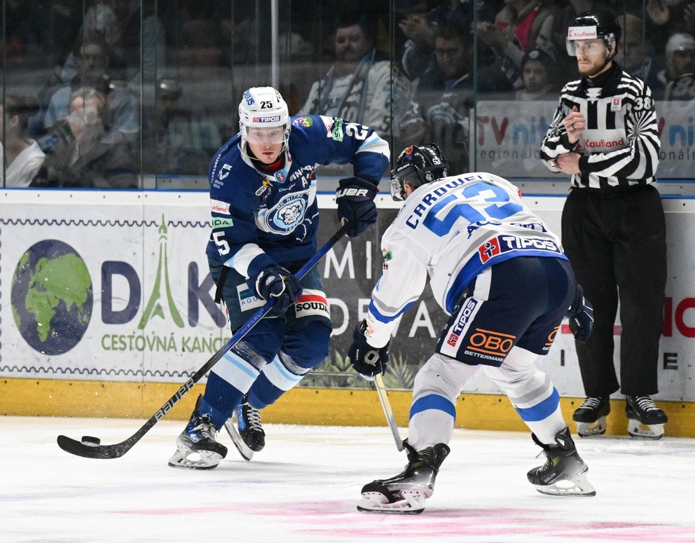 Samuel Buček (vľavo) a Jacob Cardwell v sérii štvrťfinále play-off Tipos extraligy HK Nitra - HK Poprad.