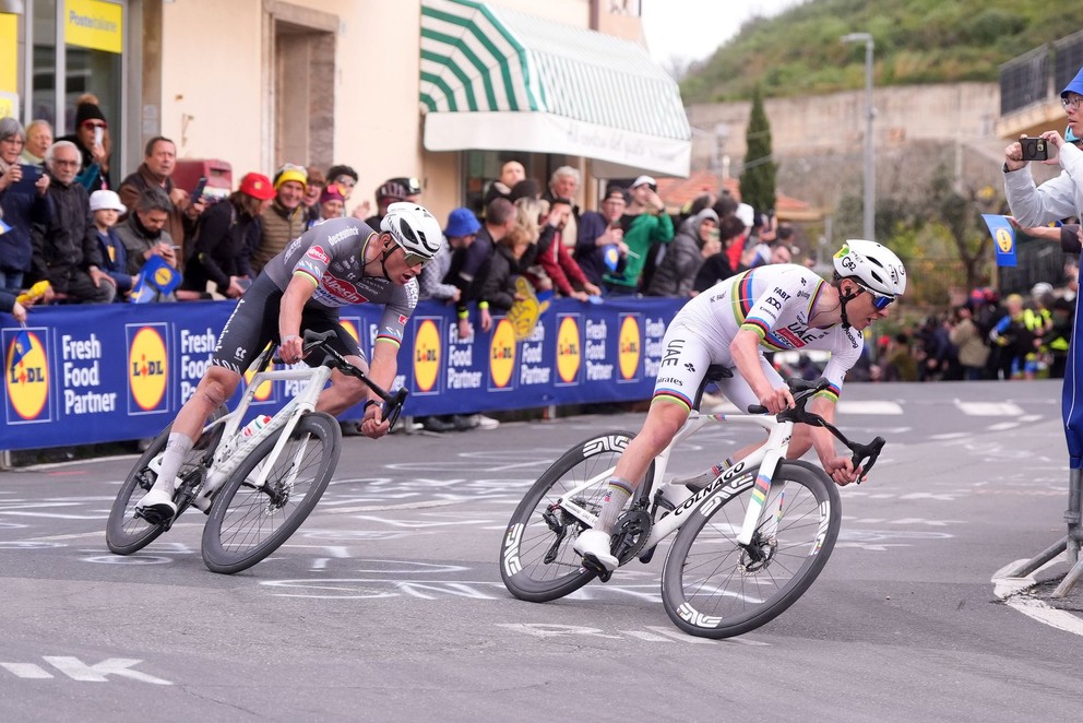 Mathieu van der Poel a Tadej Pogačar po stúpaní Poggio počas Miláno - San Remo 2025.