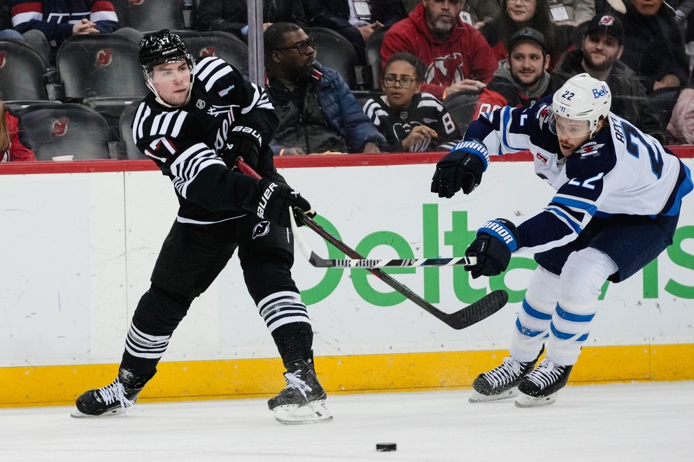 Šimon Nemec (New Jersey) a Mason Appleton (Winnipeg) v zápase NHL. 