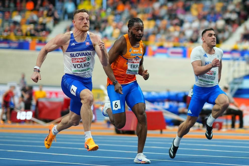Ján Volko, Nsikak Expo z Holandska a Vasileios Myrianthopulos z Grécka počas rozbehu v behu na 60 m na atletických halových majstrovstvách Európy