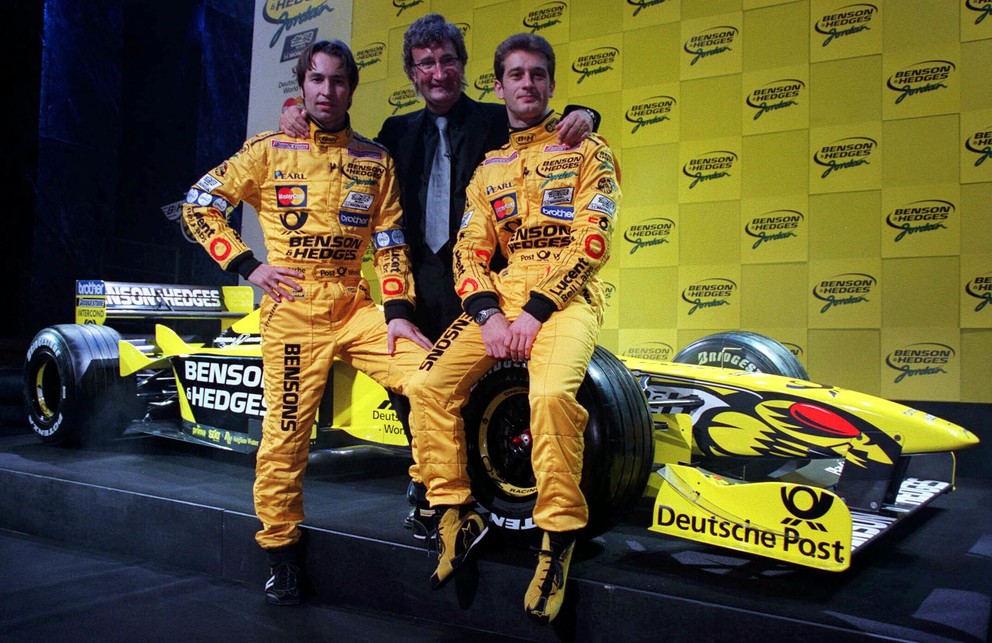 Eddie Jordan s jazdeckou dvojicou Heinz-Harald Frentzen a Jarno Trulli pre sezónu 2000. 